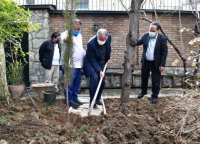 خبرنگاران روز درختکاری در خانه موزه سیمین و جلال گرامی داشته شد