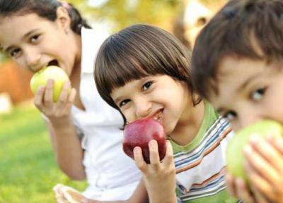 فرزندتان را به خوردن میوه تشویق کنید