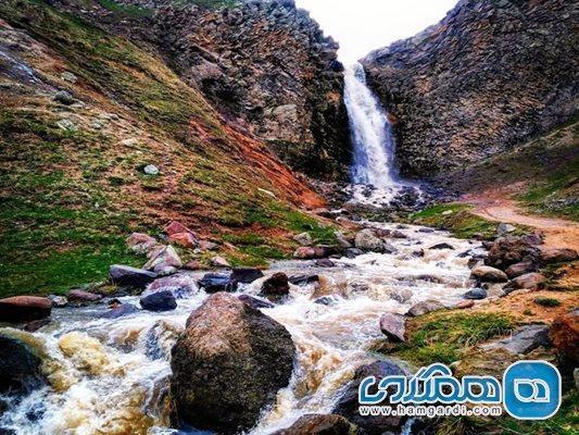 آبشاری زیبا که در دل طبیعت بدیع دامنه شرق سبلان قرار گرفته است